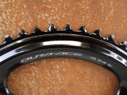 Kettenblatt von Shimano, SHIMANO DURA-ACE KETTENBLATT-SET FC-R9200 / 54-40 ZÄHNE / 2X12-FACH / NJ-TYP vor USEDBIKES-OB.DE Hintergrund