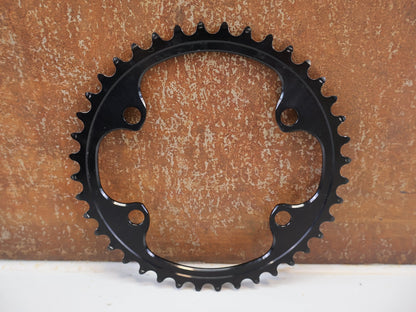 Kettenblatt von Shimano, SHIMANO DURA-ACE KETTENBLATT-SET FC-R9200 / 54-40 ZÄHNE / 2X12-FACH / NJ-TYP vor USEDBIKES-OB.DE Hintergrund