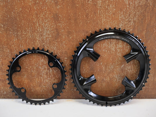 Kettenblatt von Shimano, SHIMANO DURA-ACE KETTENBLATT-SET FC-R9200 / 54-40 ZÄHNE / 2X12-FACH / NJ-TYP vor USEDBIKES-OB.DE Hintergrund