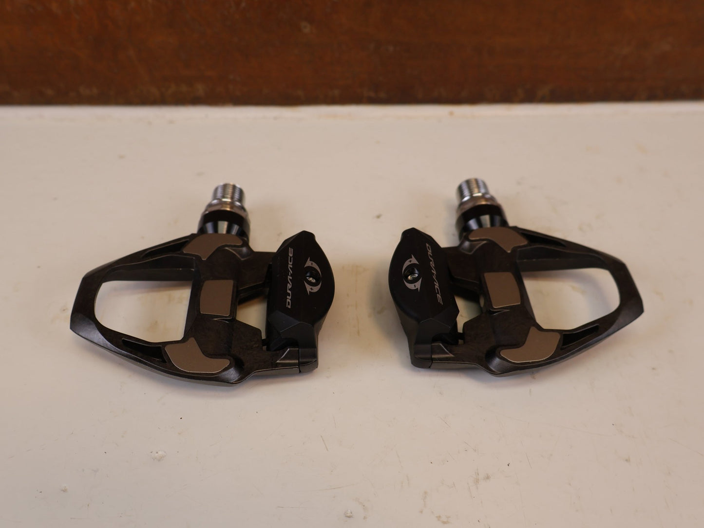 Pedale von Shimano, SHIMANO DURA ACE PD R9100 CARBON SPD SL PEDALE RENNRAD vor USEDBIKES-OB.DE Hintergrund