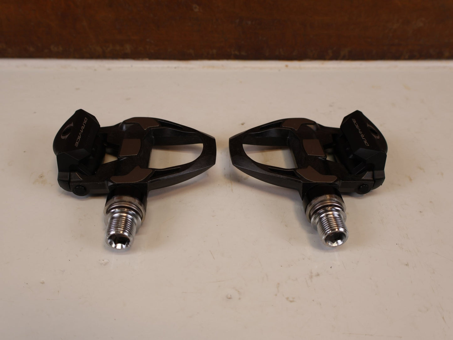 Pedale von Shimano, SHIMANO DURA ACE PD R9100 CARBON SPD SL PEDALE RENNRAD vor USEDBIKES-OB.DE Hintergrund