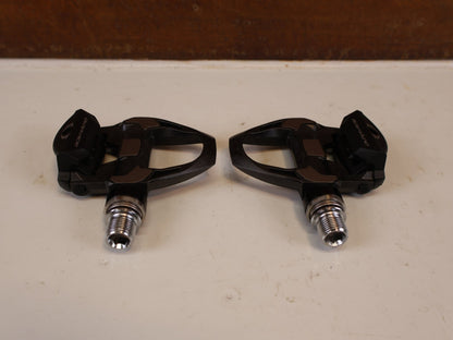 Pedale von Shimano, SHIMANO DURA ACE PD R9100 CARBON SPD SL PEDALE RENNRAD vor USEDBIKES-OB.DE Hintergrund