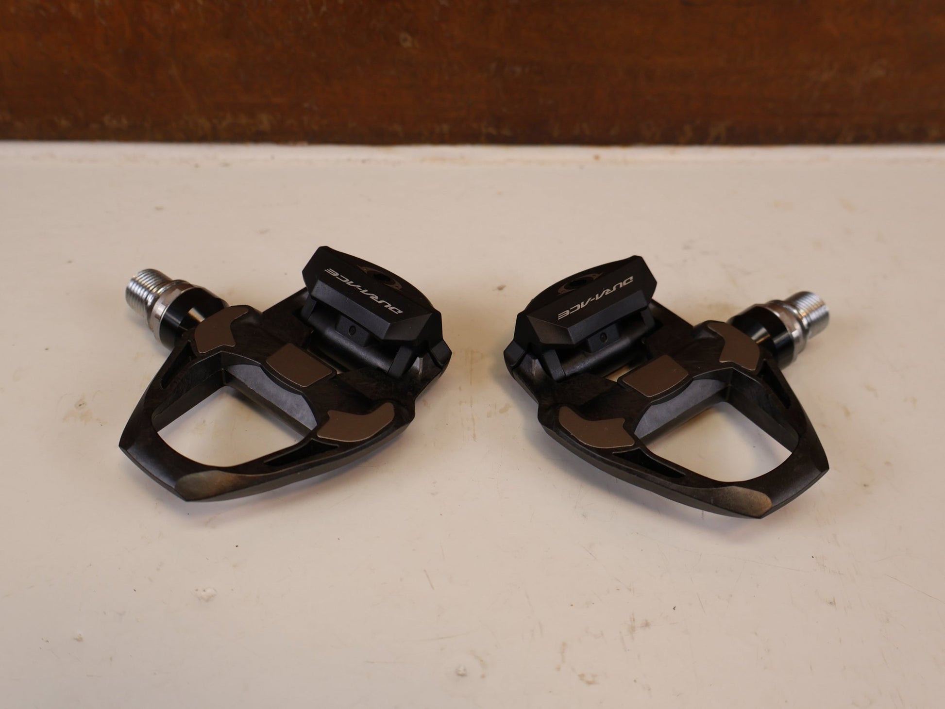 Pedale von Shimano, SHIMANO DURA ACE PD R9100 CARBON SPD SL PEDALE RENNRAD vor USEDBIKES-OB.DE Hintergrund