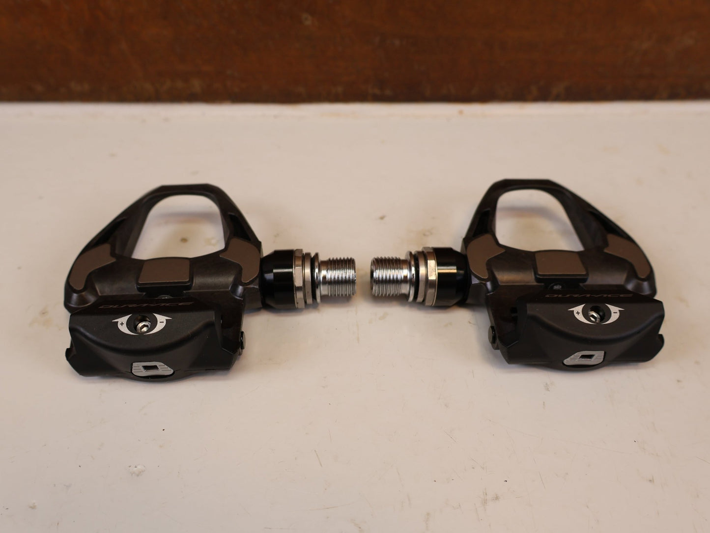 Pedale von Shimano, SHIMANO DURA ACE PD R9100 CARBON SPD SL PEDALE RENNRAD vor USEDBIKES-OB.DE Hintergrund