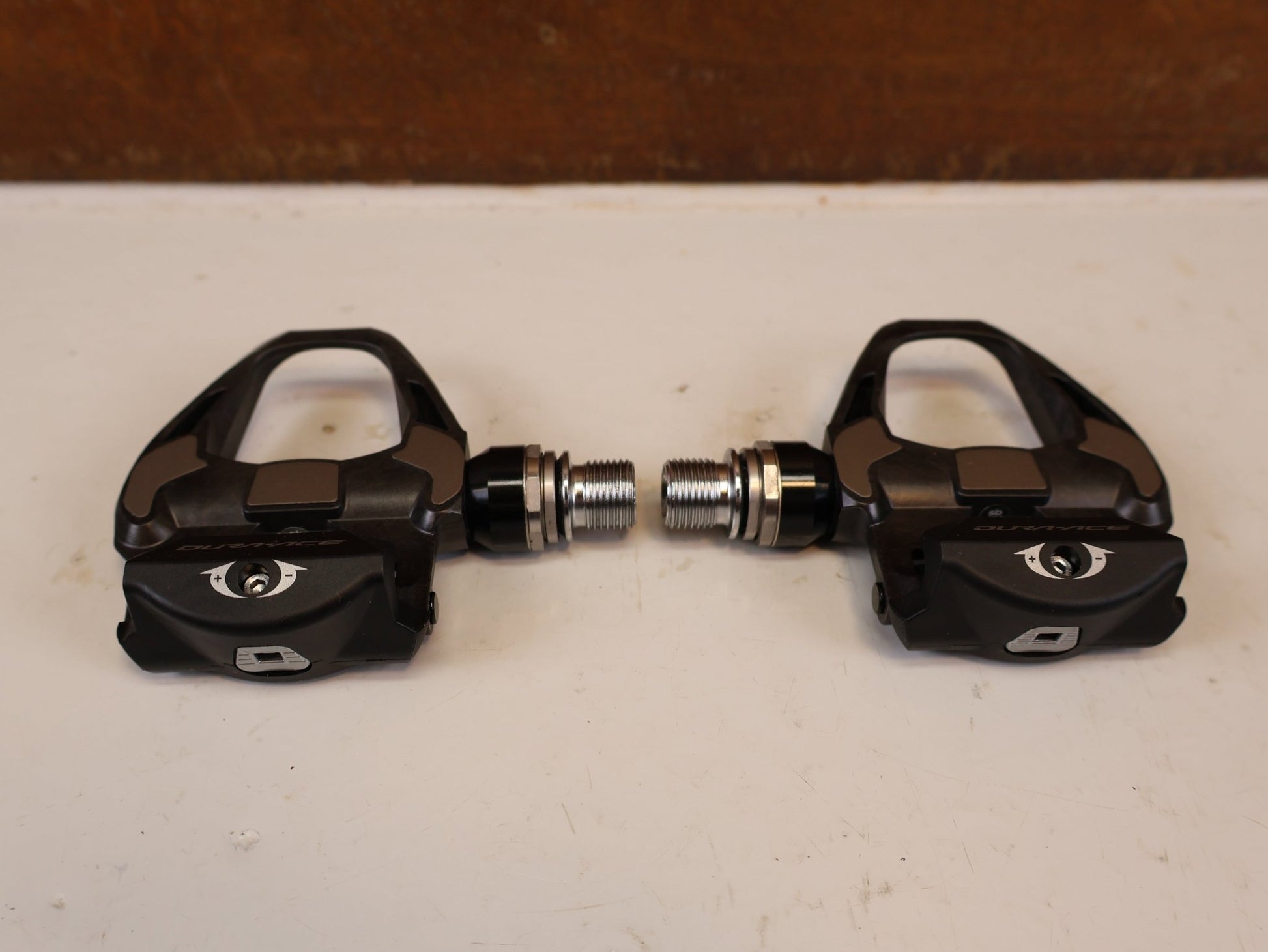 Pedale von Shimano, SHIMANO DURA ACE PD R9100 CARBON SPD SL PEDALE RENNRAD vor USEDBIKES-OB.DE Hintergrund