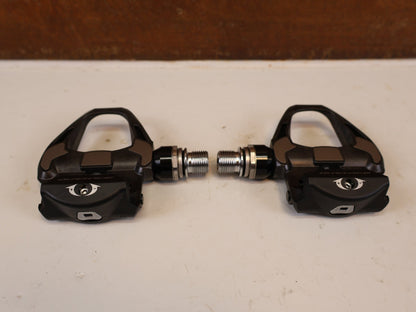 Pedale von Shimano, SHIMANO DURA ACE PD R9100 CARBON SPD SL PEDALE RENNRAD vor USEDBIKES-OB.DE Hintergrund
