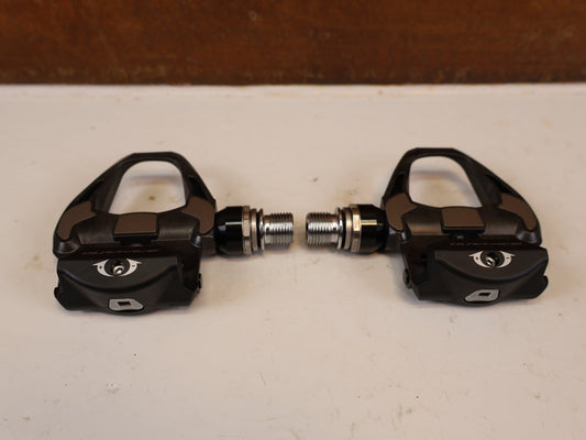 Pedale von Shimano, SHIMANO DURA ACE PD R9100 CARBON SPD SL PEDALE RENNRAD vor USEDBIKES-OB.DE Hintergrund