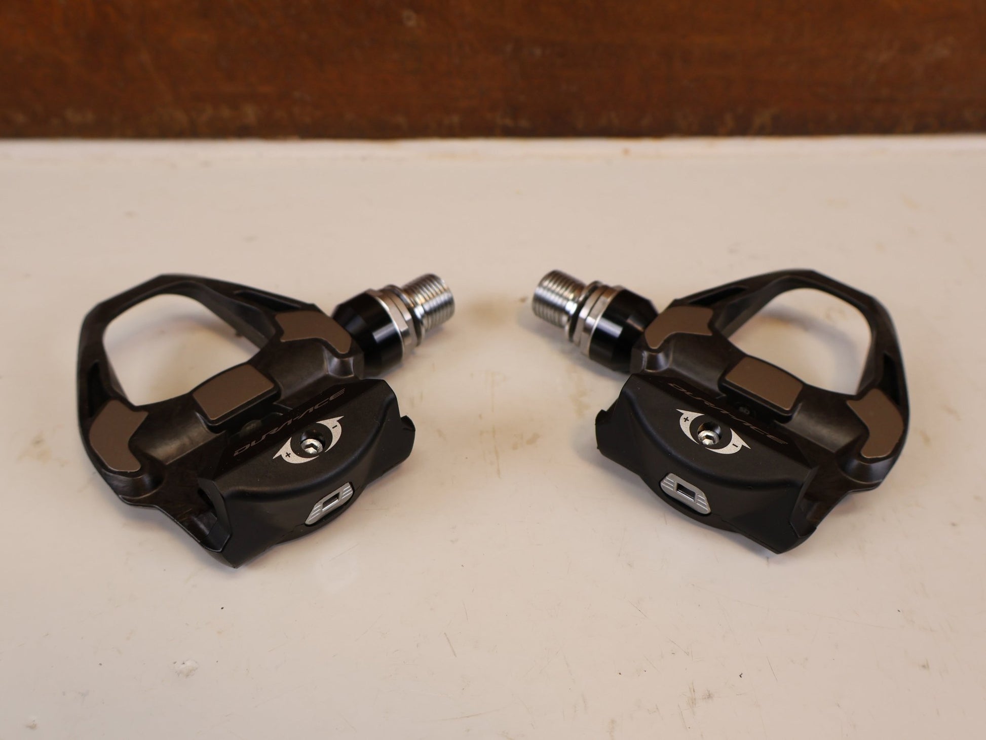 Pedale von Shimano, SHIMANO DURA ACE PD R9100 CARBON SPD SL PEDALE RENNRAD vor USEDBIKES-OB.DE Hintergrund