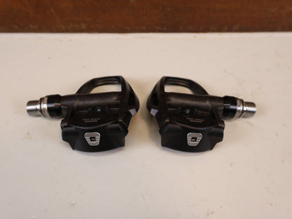 Pedale von Shimano, SHIMANO DURA ACE PD R9100 CARBON SPD SL PEDALE RENNRAD vor USEDBIKES-OB.DE Hintergrund