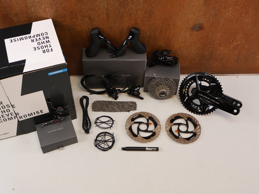 Schaltgruppen von Shimano, SHIMANO DURA ACE R9200 POWERMETER GRUPPE 165MM 52-36 11-34 12F vor USEDBIKES-OB.DE Hintergrund