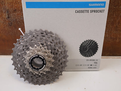 Schaltgruppen von Shimano, SHIMANO DURA ACE R9200 POWERMETER GRUPPE 165MM 52-36 11-34 12F vor USEDBIKES-OB.DE Hintergrund