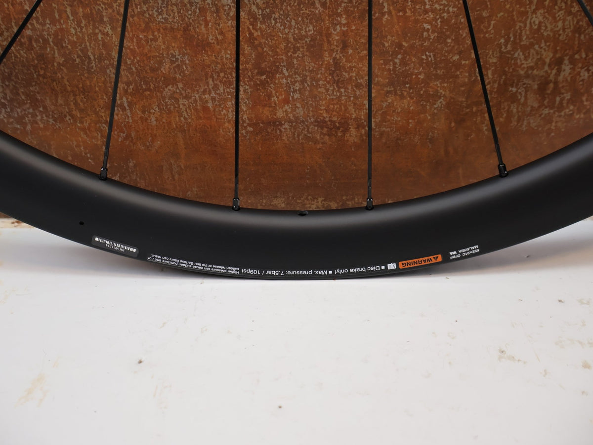Laufrad/Laufradsatz von Shimano, SHIMANO DURA ACE WH R9270 C36 TL LAUFRADSATZ CARBON 12F HG vor USEDBIKES-OB.DE Hintergrund
