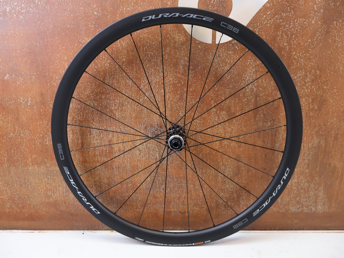 Laufrad/Laufradsatz von Shimano, SHIMANO DURA ACE WH R9270 C36 TL LAUFRADSATZ CARBON 12F HG vor USEDBIKES-OB.DE Hintergrund