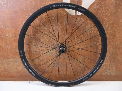 Laufrad/Laufradsatz von Shimano, SHIMANO DURA ACE WH R9270 C36 TL LAUFRADSATZ CARBON 12F HG vor USEDBIKES-OB.DE Hintergrund