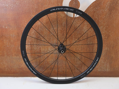 Laufrad/Laufradsatz von Shimano, SHIMANO DURA ACE WH R9270 C36 TL LAUFRADSATZ CARBON 12F HG vor USEDBIKES-OB.DE Hintergrund