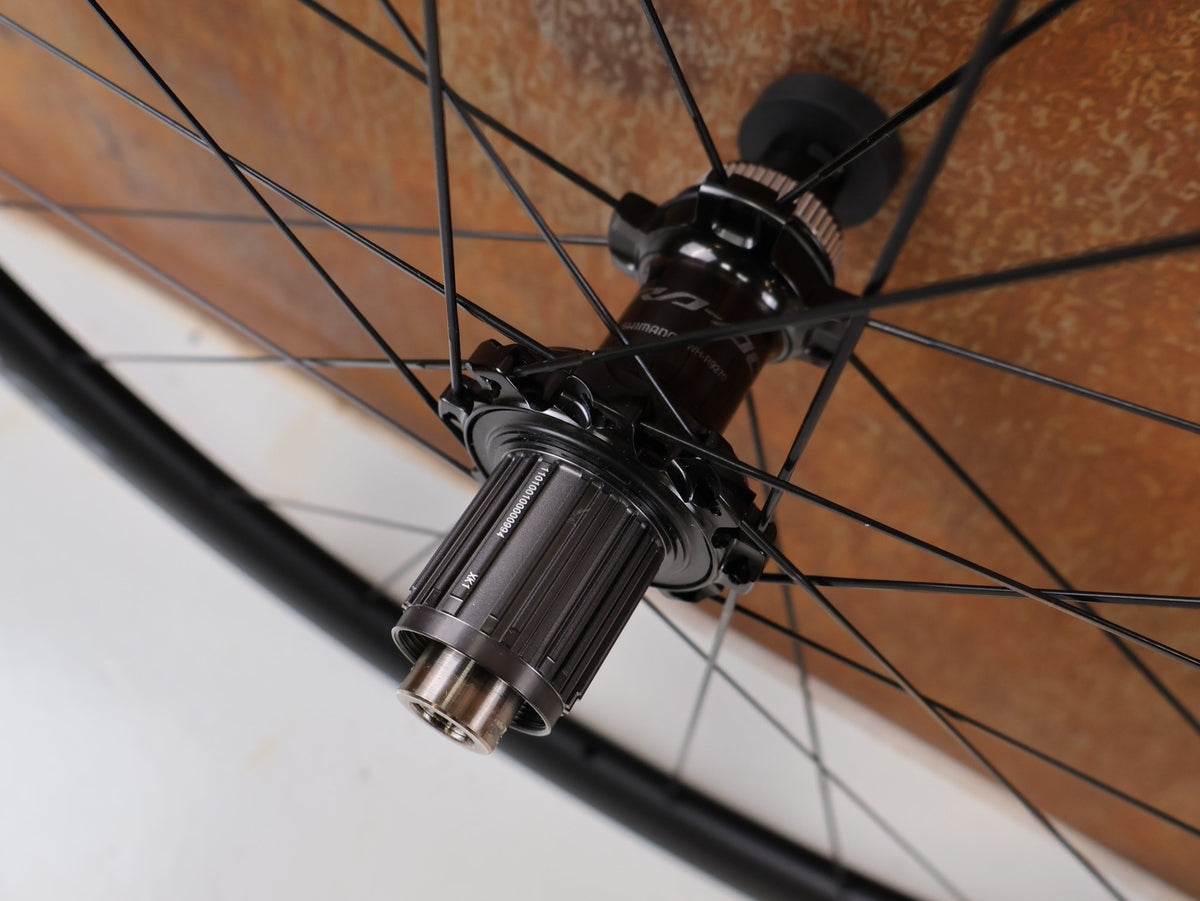 Laufrad/Laufradsatz von Shimano, SHIMANO DURA ACE WH R9270 C36 TL LAUFRADSATZ CARBON 12F HG vor USEDBIKES-OB.DE Hintergrund