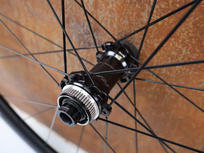 Laufrad/Laufradsatz von Shimano, SHIMANO DURA ACE WH R9270 C36 TL LAUFRADSATZ CARBON 12F HG vor USEDBIKES-OB.DE Hintergrund