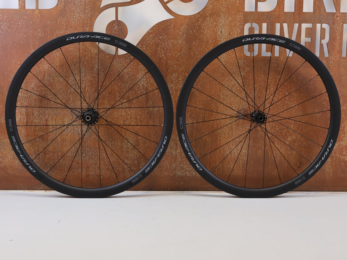 Laufrad/Laufradsatz von Shimano, SHIMANO DURA ACE WH R9270 C36 TL LAUFRADSATZ CARBON 12F HG vor USEDBIKES-OB.DE Hintergrund