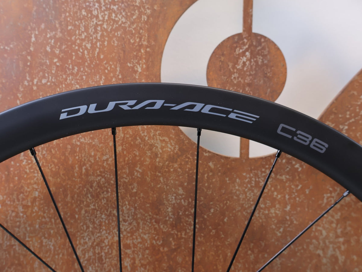 Laufrad/Laufradsatz von Shimano, SHIMANO DURA ACE WH R9270 C36 TL LAUFRADSATZ CARBON 12F HG vor USEDBIKES-OB.DE Hintergrund