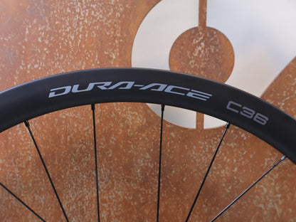 Laufrad/Laufradsatz von Shimano, SHIMANO DURA ACE WH R9270 C36 TL LAUFRADSATZ CARBON 12F HG vor USEDBIKES-OB.DE Hintergrund