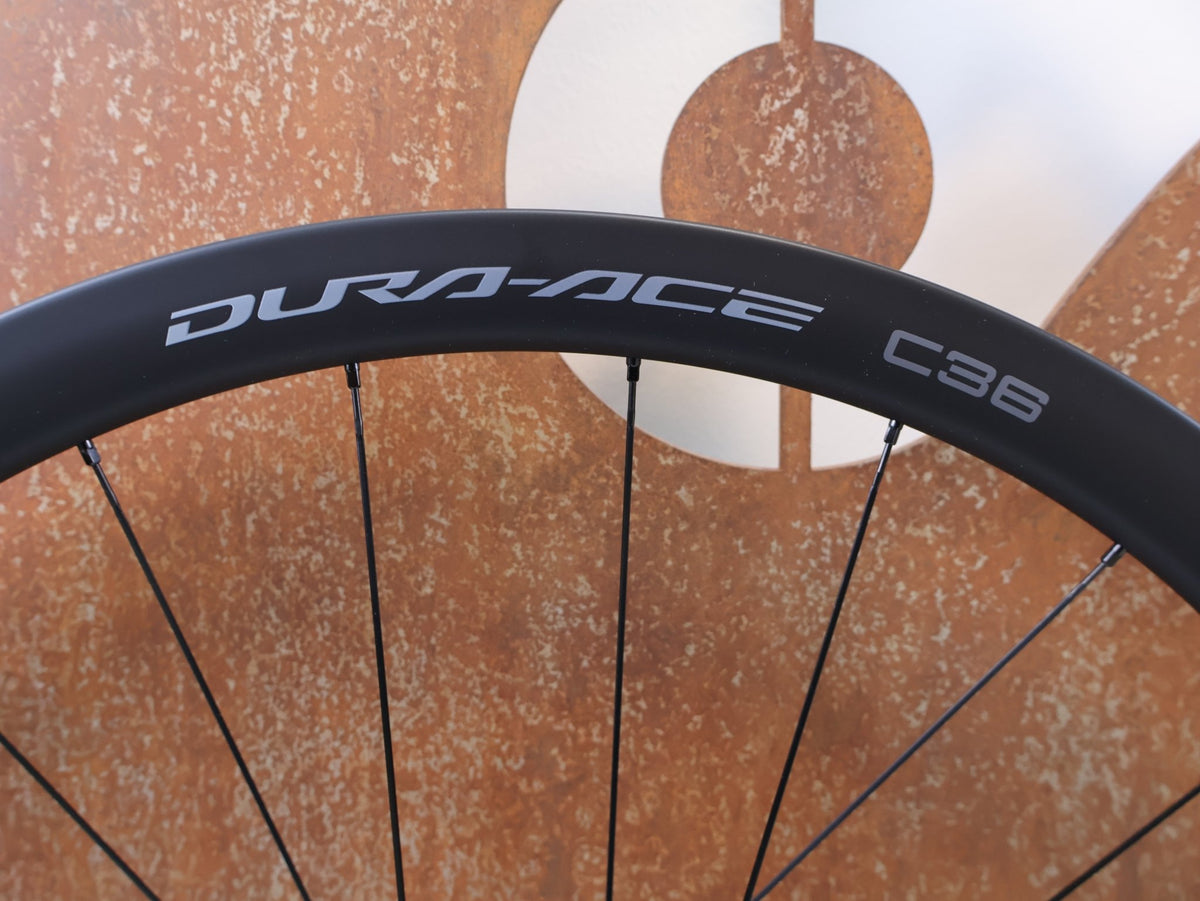Laufrad/Laufradsatz von Shimano, SHIMANO DURA ACE WH R9270 C36 TL LAUFRADSATZ CARBON 12F HG vor USEDBIKES-OB.DE Hintergrund