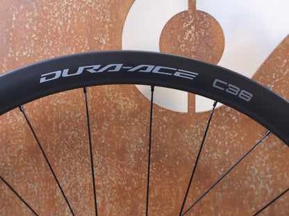 Laufrad/Laufradsatz von Shimano, SHIMANO DURA ACE WH R9270 C36 TL LAUFRADSATZ CARBON 12F HG vor USEDBIKES-OB.DE Hintergrund