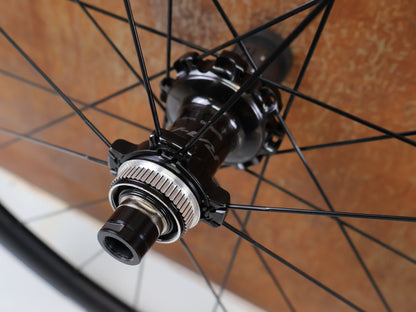Laufrad/Laufradsatz von Shimano, SHIMANO DURA ACE WH R9270 C36 TL LAUFRADSATZ CARBON 12F HG vor USEDBIKES-OB.DE Hintergrund