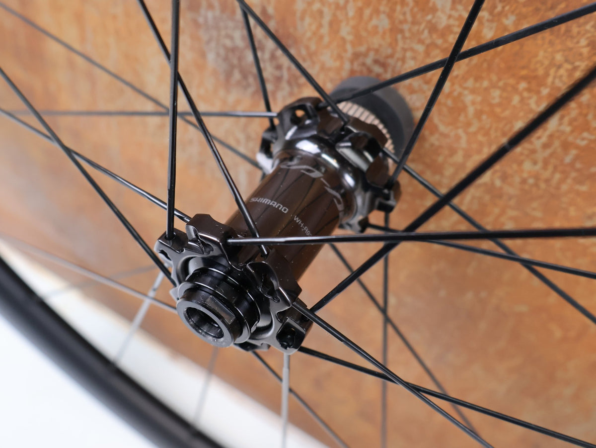 Laufrad/Laufradsatz von Shimano, SHIMANO DURA ACE WH R9270 C36 TL LAUFRADSATZ CARBON 12F HG vor USEDBIKES-OB.DE Hintergrund