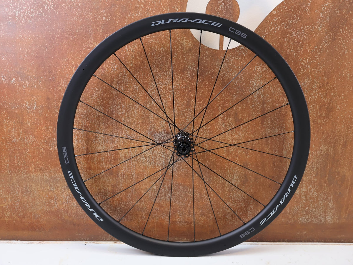 Laufrad/Laufradsatz von Shimano, SHIMANO DURA ACE WH R9270 C36 TL LAUFRADSATZ CARBON 12F HG vor USEDBIKES-OB.DE Hintergrund