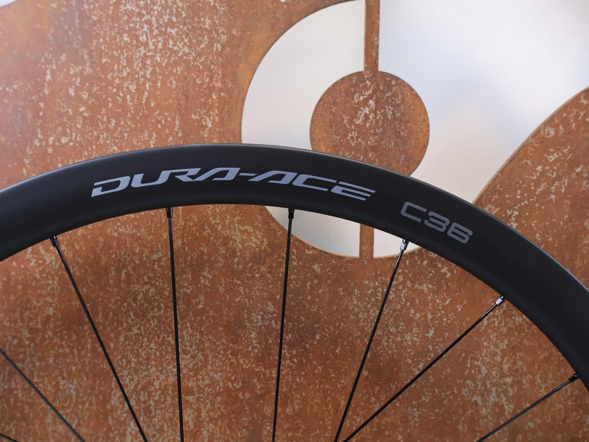 Laufrad/Laufradsatz von Shimano, SHIMANO DURA ACE WH R9270 C36 TL LAUFRADSATZ CARBON 12F HG vor USEDBIKES-OB.DE Hintergrund