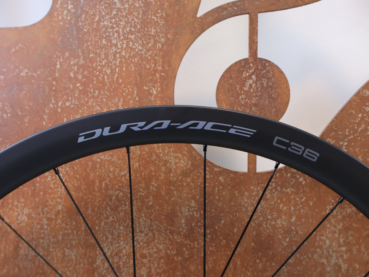 Laufrad/Laufradsatz von Shimano, SHIMANO DURA ACE WH R9270 C36 TL LAUFRADSATZ CARBON 12F HG vor USEDBIKES-OB.DE Hintergrund