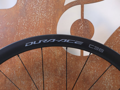 Laufrad/Laufradsatz von Shimano, SHIMANO DURA ACE WH R9270 C36 TL LAUFRADSATZ CARBON 12F HG vor USEDBIKES-OB.DE Hintergrund