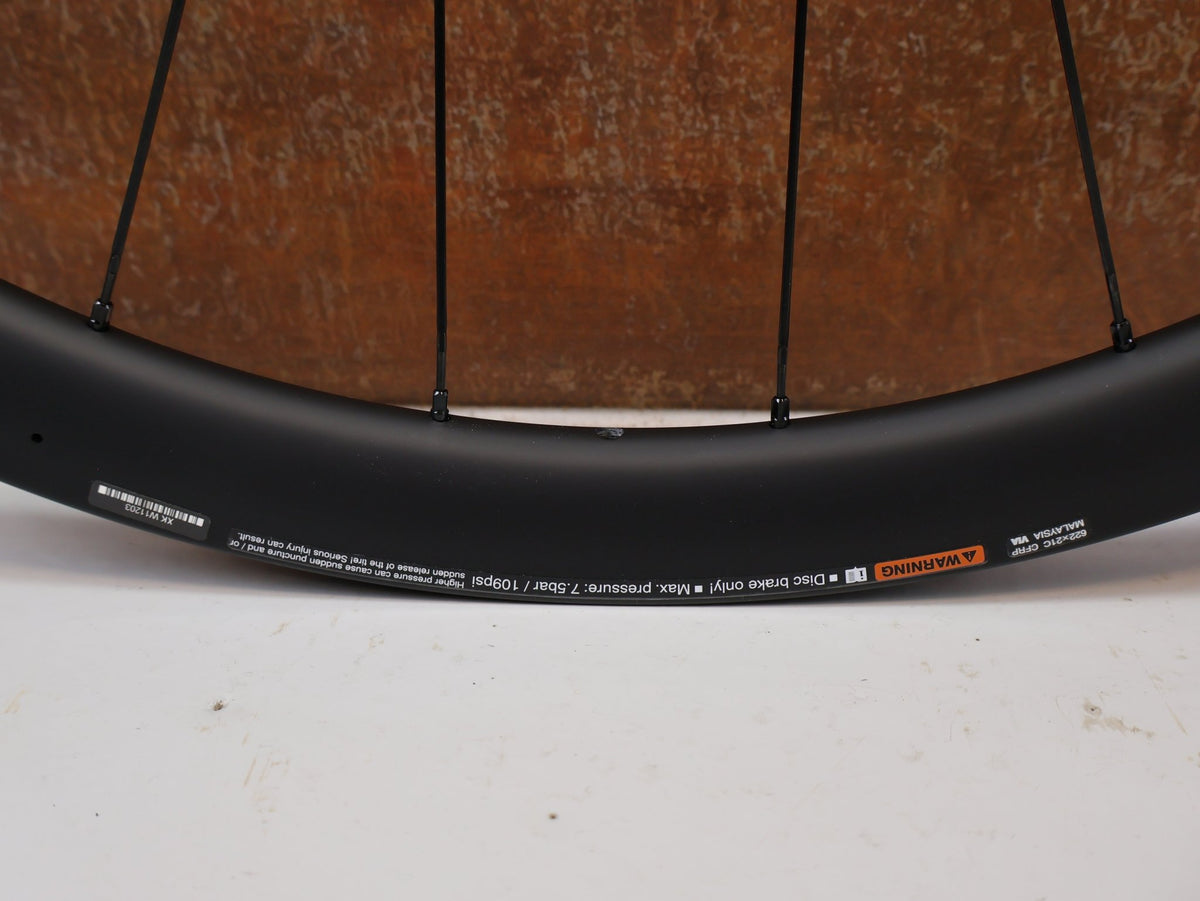 Laufrad/Laufradsatz von Shimano, SHIMANO DURA ACE WH R9270 C36 TL LAUFRADSATZ CARBON 12F HG vor USEDBIKES-OB.DE Hintergrund