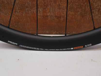 Laufrad/Laufradsatz von Shimano, SHIMANO DURA ACE WH R9270 C36 TL LAUFRADSATZ CARBON 12F HG vor USEDBIKES-OB.DE Hintergrund