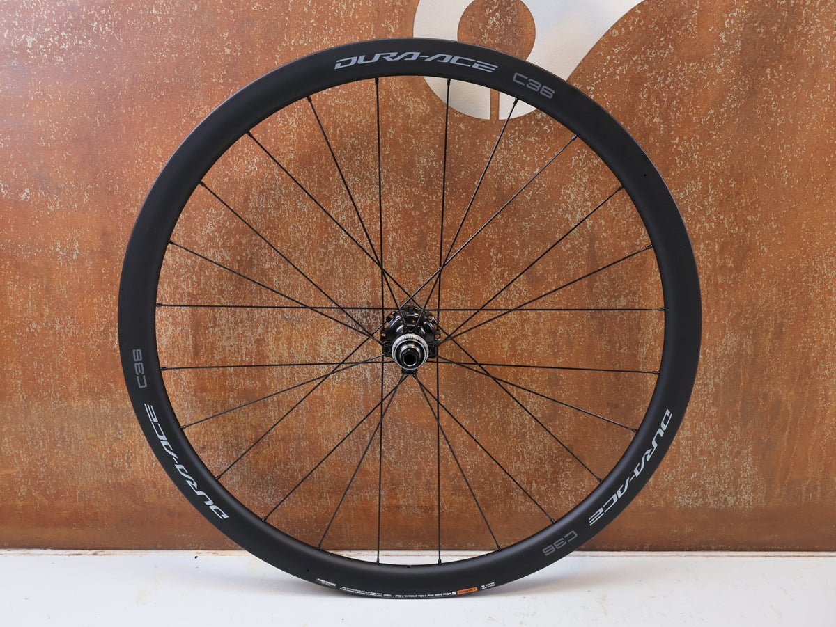 Laufrad/Laufradsatz von Shimano, SHIMANO DURA ACE WH R9270 C36 TL LAUFRADSATZ CARBON 12F HG vor USEDBIKES-OB.DE Hintergrund