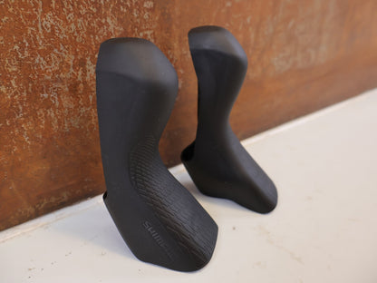 Griffe und Lenkerbänder von Shimano, SHIMANO GRIFFGUMMIS ULTEGRA ST R8020 R8025 SCHWARZ vor USEDBIKES-OB.DE Hintergrund