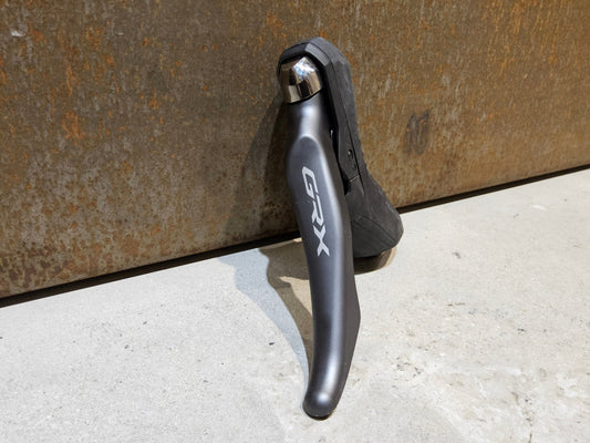 Brems - / Schalthebel von Shimano, SHIMANO GRX BREMSHEBEL BL - RX810 - L / LINKS in variant_title vor USEDBIKES - OB.DE Hintergrund