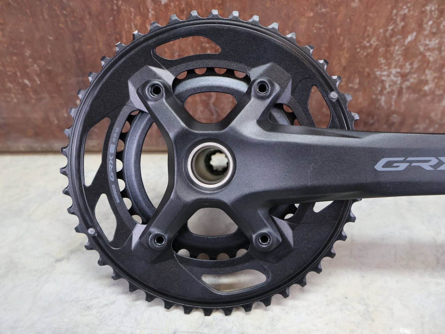 Kurbel von Shimano, SHIMANO GRX FC - RX610 KURBELGARNITUR 2 X 12FACH 46/30ZÄHNE 165 - 175MM vor USEDBIKES - OB.DE Hintergrund