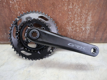 Kurbel von Shimano, SHIMANO GRX FC - RX610 KURBELGARNITUR 2 X 12FACH 46/30ZÄHNE 165 - 175MM vor USEDBIKES - OB.DE Hintergrund