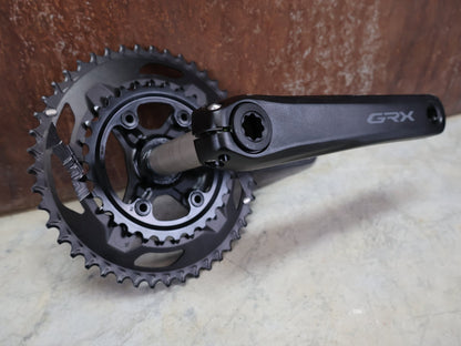 Kurbel von Shimano, SHIMANO GRX FC - RX610 KURBELGARNITUR 2 X 12FACH 46/30ZÄHNE 165 - 175MM vor USEDBIKES - OB.DE Hintergrund