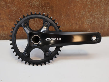 Kurbel von Shimano, SHIMANO GRX FC - RX810 - 1 KURBEL / 172,5MM / 40Z / B - WARE vor USEDBIKES - OB.DE Hintergrund