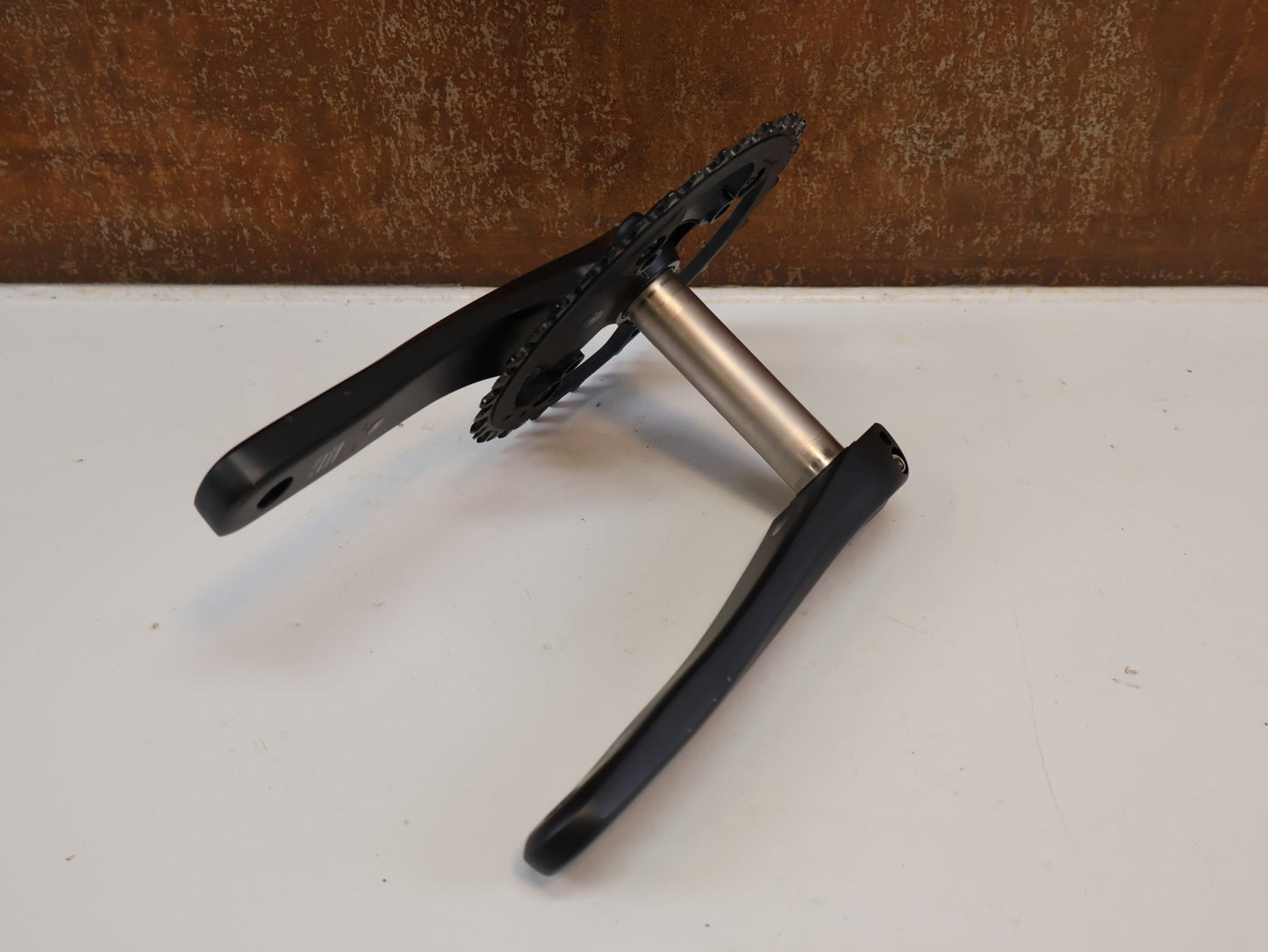 Kurbel von Shimano, SHIMANO GRX FC - RX810 - 1 KURBEL / 172,5MM / 40Z / B - WARE vor USEDBIKES - OB.DE Hintergrund