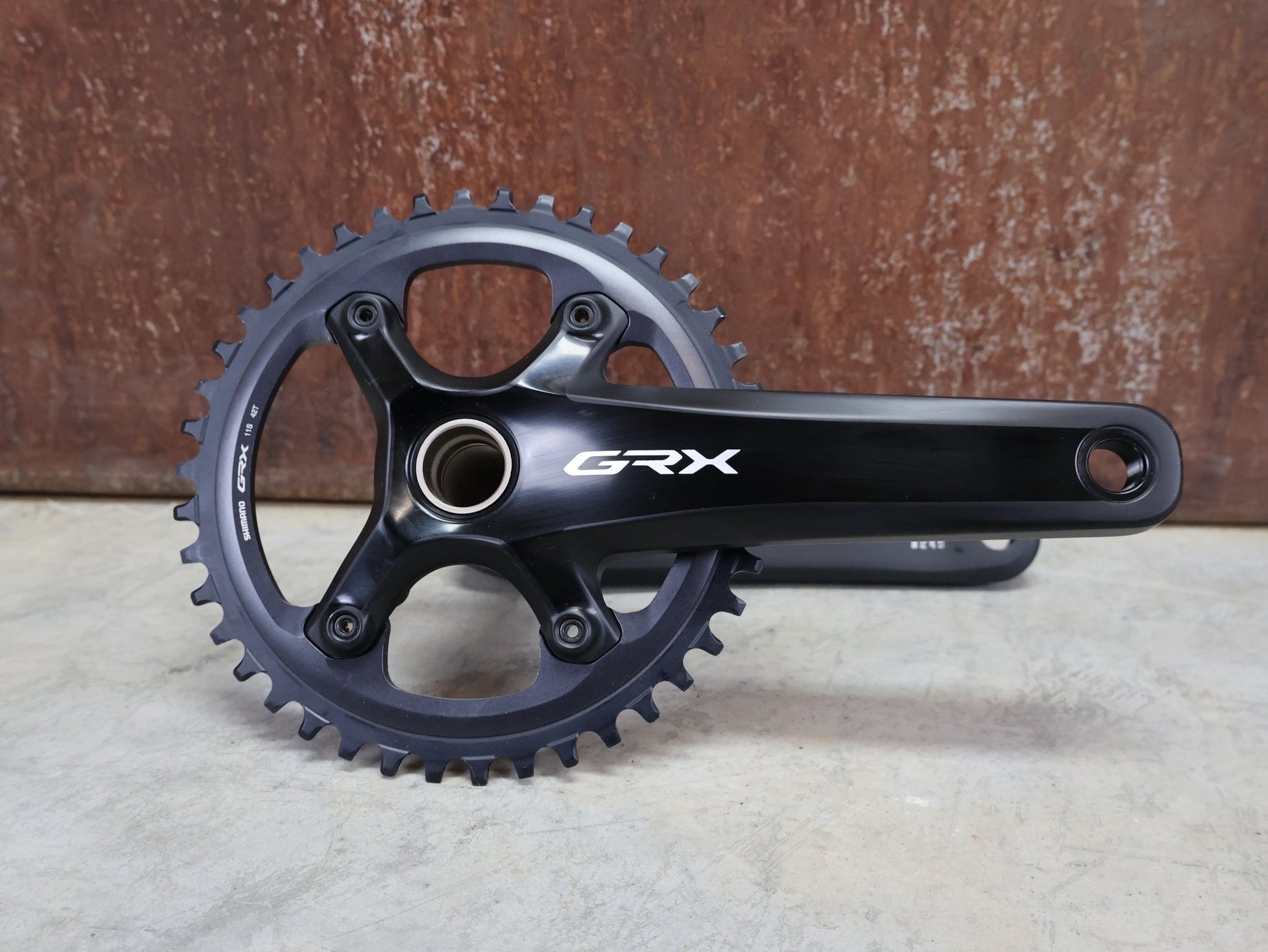 Kurbel von Shimano, SHIMANO GRX FC - RX810 - 1 KURBELGARNITUR 1X11 FACH 42ZÄHNE 175MM vor USEDBIKES - OB.DE Hintergrund