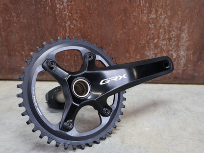 Kurbel von Shimano, SHIMANO GRX FC - RX810 - 1 KURBELGARNITUR 1X11 FACH 42ZÄHNE 175MM vor USEDBIKES - OB.DE Hintergrund