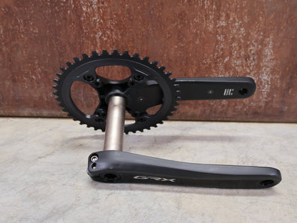 Kurbel von Shimano, SHIMANO GRX FC - RX810 - 1 KURBELGARNITUR 1X11 FACH 42ZÄHNE 175MM vor USEDBIKES - OB.DE Hintergrund