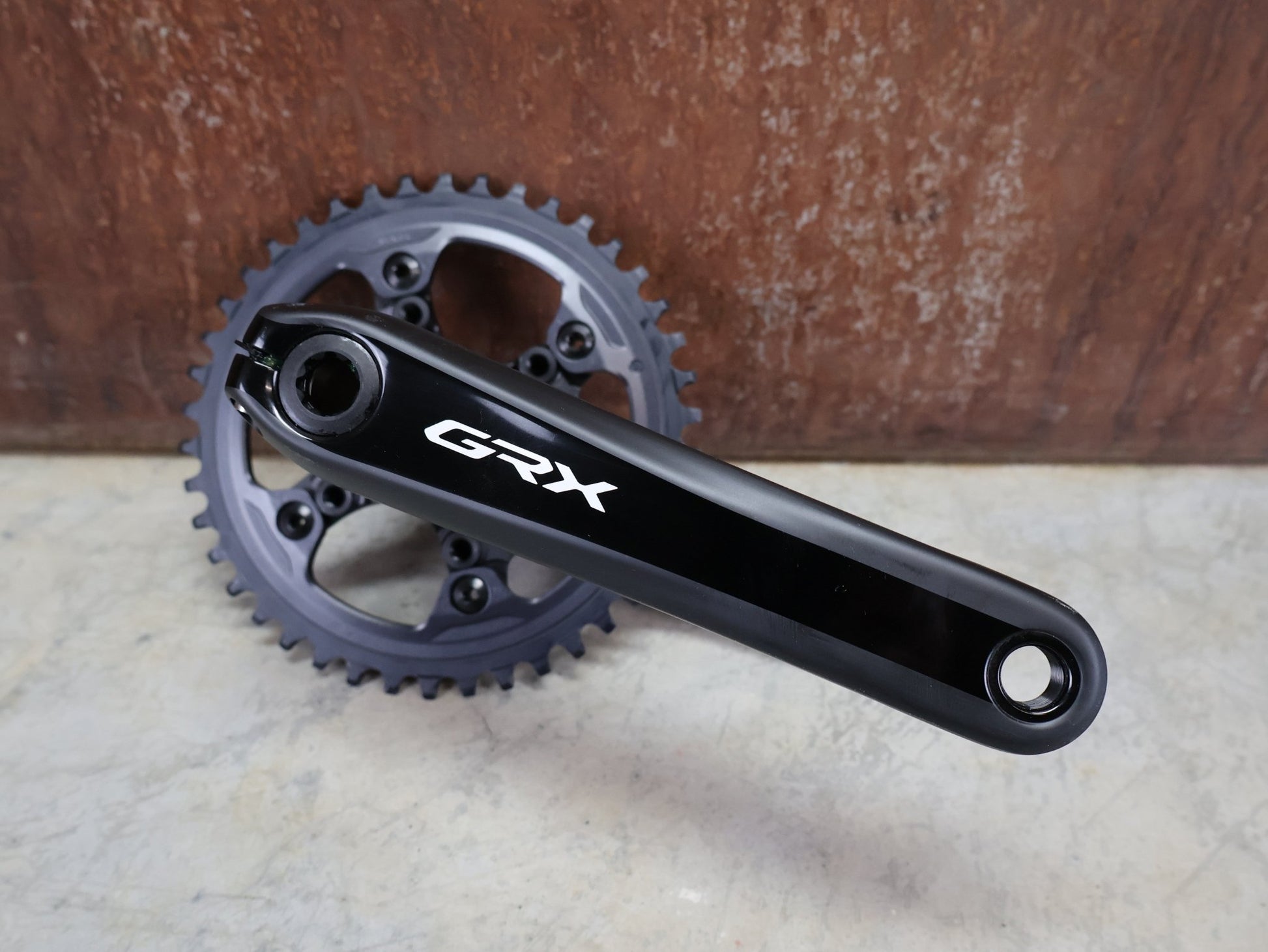 Kurbel von Shimano, SHIMANO GRX FC - RX810 - 1 KURBELGARNITUR 1X11 FACH 42ZÄHNE 175MM vor USEDBIKES - OB.DE Hintergrund