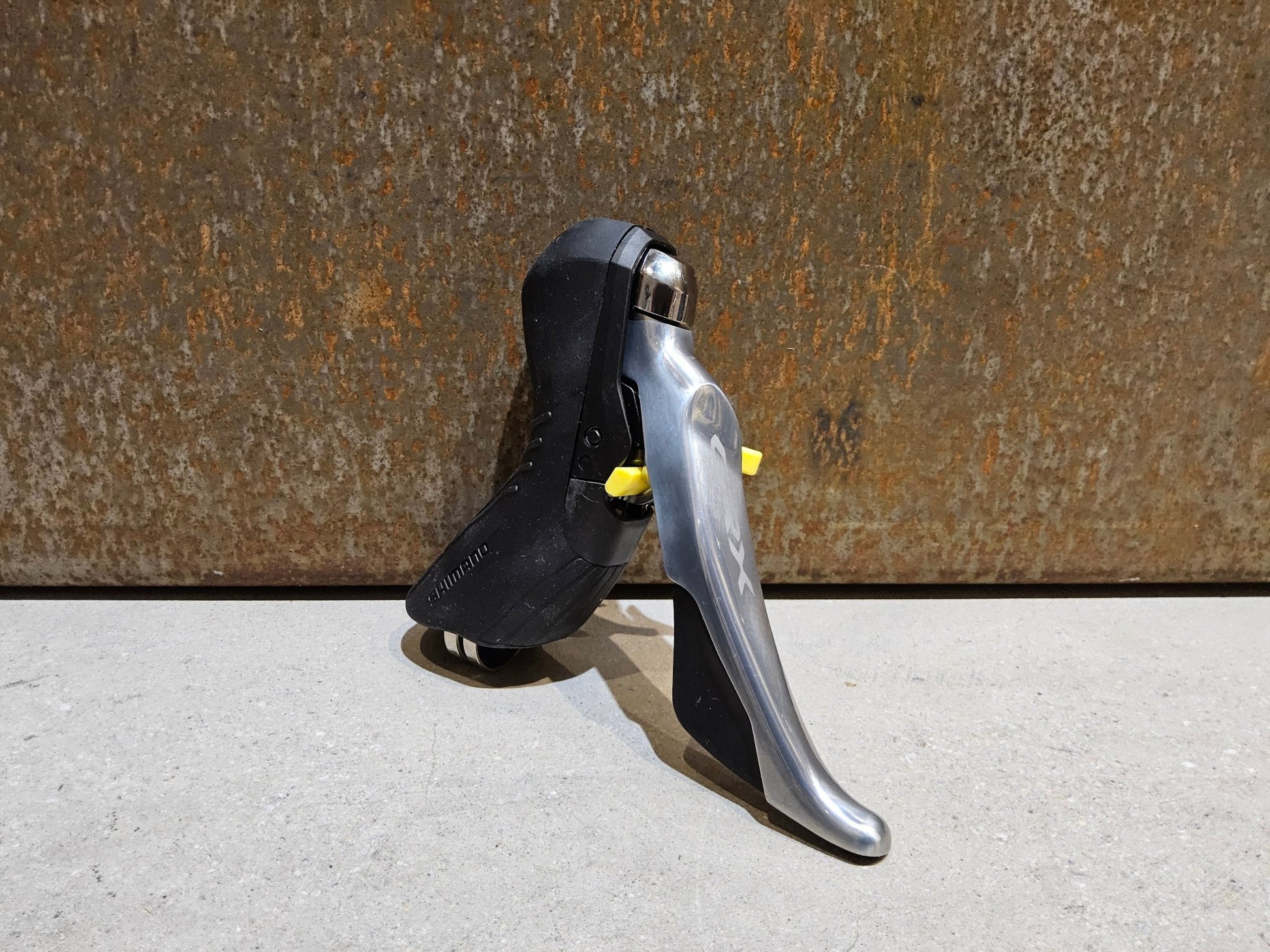 Schaltgruppen von Shimano, SHIMANO GRX LIMITED RX810 SCHALTGRUPPE 2 X 11 FACH vor USEDBIKES - OB.DE Hintergrund