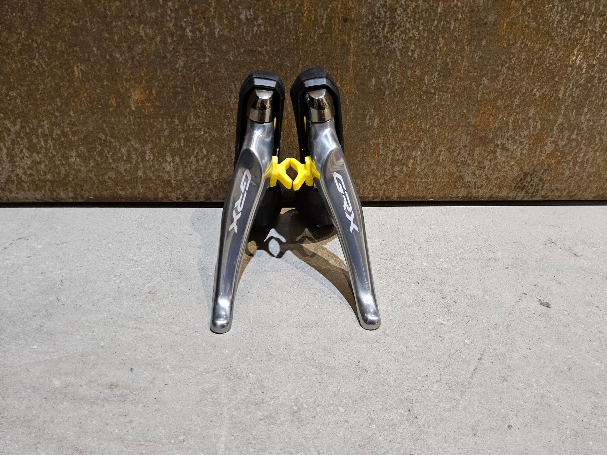 Schaltgruppen von Shimano, SHIMANO GRX LIMITED RX810 SCHALTGRUPPE 2 X 11 FACH vor USEDBIKES - OB.DE Hintergrund