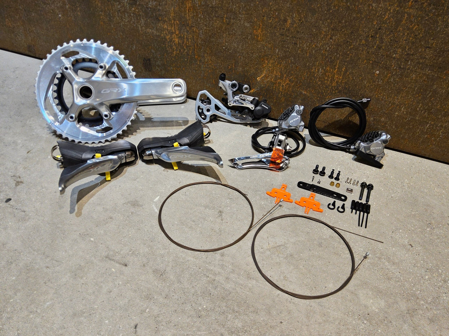 Schaltgruppen von Shimano, SHIMANO GRX LIMITED RX810 SCHALTGRUPPE 2 X 11 FACH vor USEDBIKES - OB.DE Hintergrund