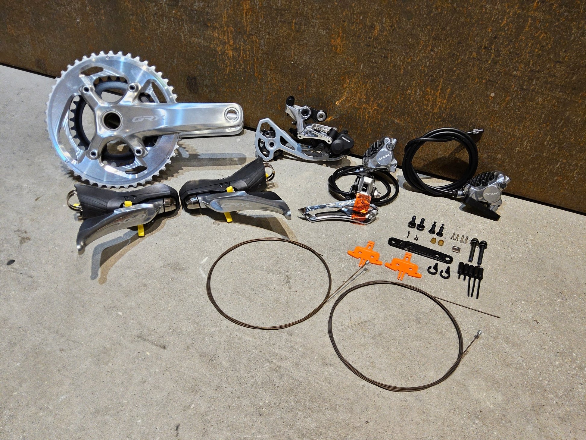 Schaltgruppen von Shimano, SHIMANO GRX LIMITED RX810 SCHALTGRUPPE 2 X 11 FACH vor USEDBIKES - OB.DE Hintergrund